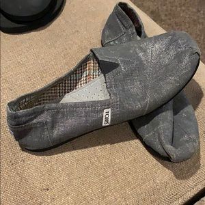 7.5 Silver shimmer Toms